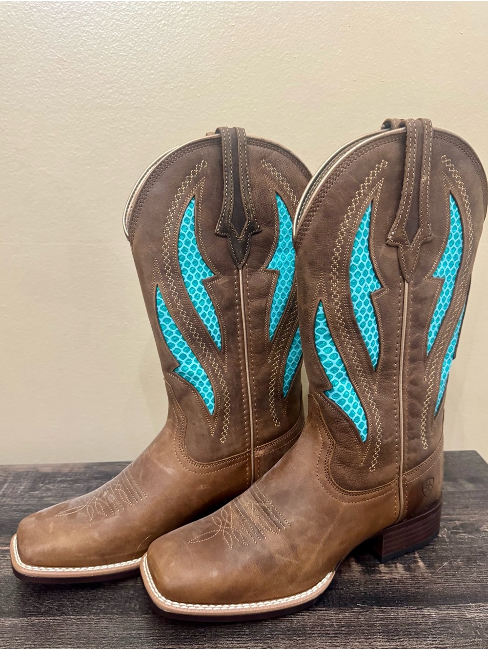 Ariat Brown Leather Western Boots with Turquoise Inset size 7.5